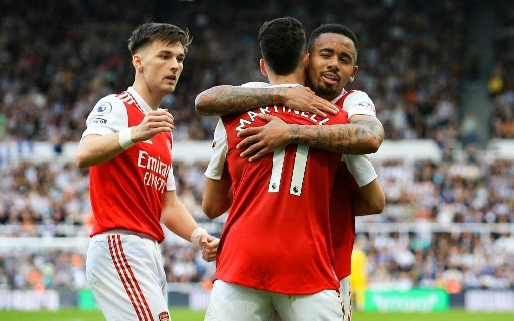 Arsenal perde em casa e fica longe do sonho do título inglês Arsenal perde em casa e fica longe do sonho do título inglês