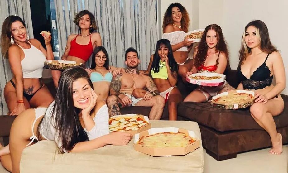 Após pichação em mansão, modelo Arthur Urso revela planos de fixar moradia com suas oito esposas em João Pessoa: "minha cidade natal" Arthur o Urso surgiu com mulhees nuas e seminuas na orla de João Pessoa.