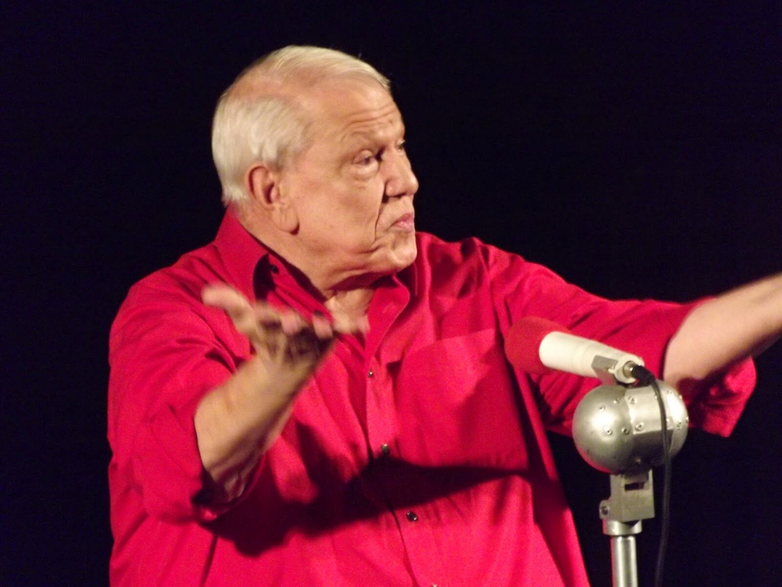 Ary Toledo, humorista popular no rádio e na TV, morre aos 87 anos Ary Toledo, humorista popular no rádio e na TV, morre aos 87 anos