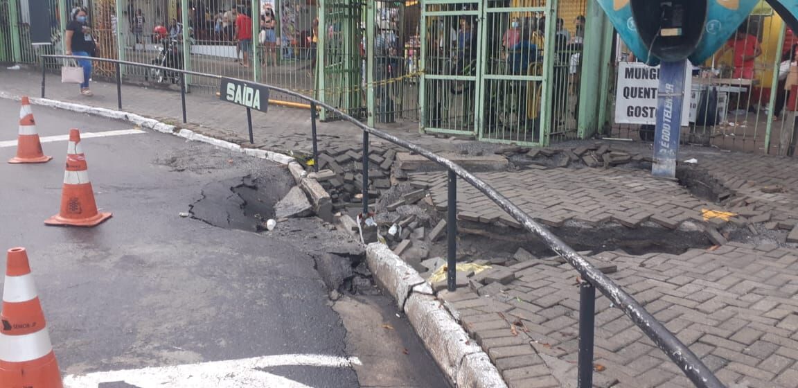 Volta a chover e asfalto cede em dois pontos em João Pessoa Volta a chover e asfalto cede em dois pontos em João Pessoa