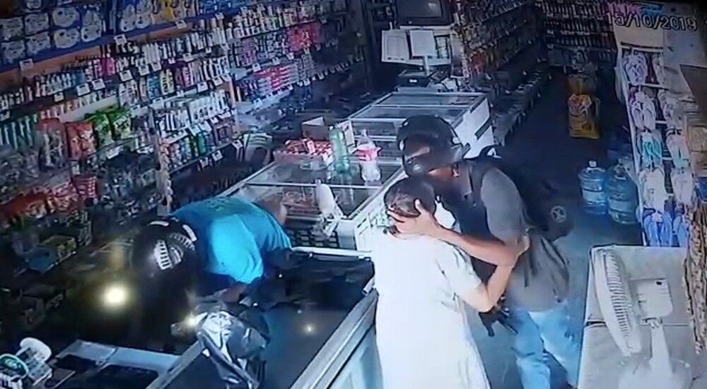 'Rezei para saírem dessa vida’, diz idosa que ganhou beijo de assaltante 'Rezei para saírem dessa vida’, diz idosa que ganhou beijo de assaltante