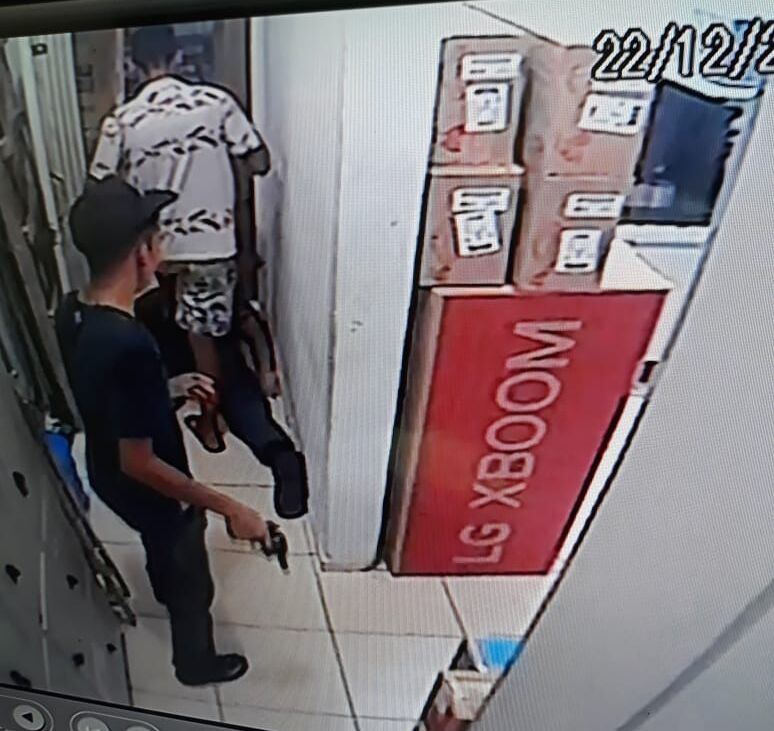 Bandidos assaltam o Armazém Paraíba nos Bancários Bandidos assaltam o Armazém Paraíba nos Bancários