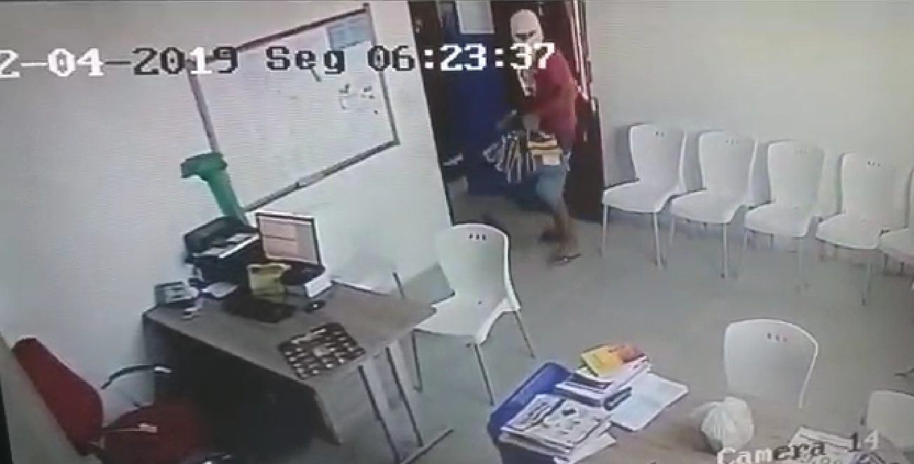 Trio de assaltantes invade supermercado, rende funcionários e rouba malotes de dinheiro