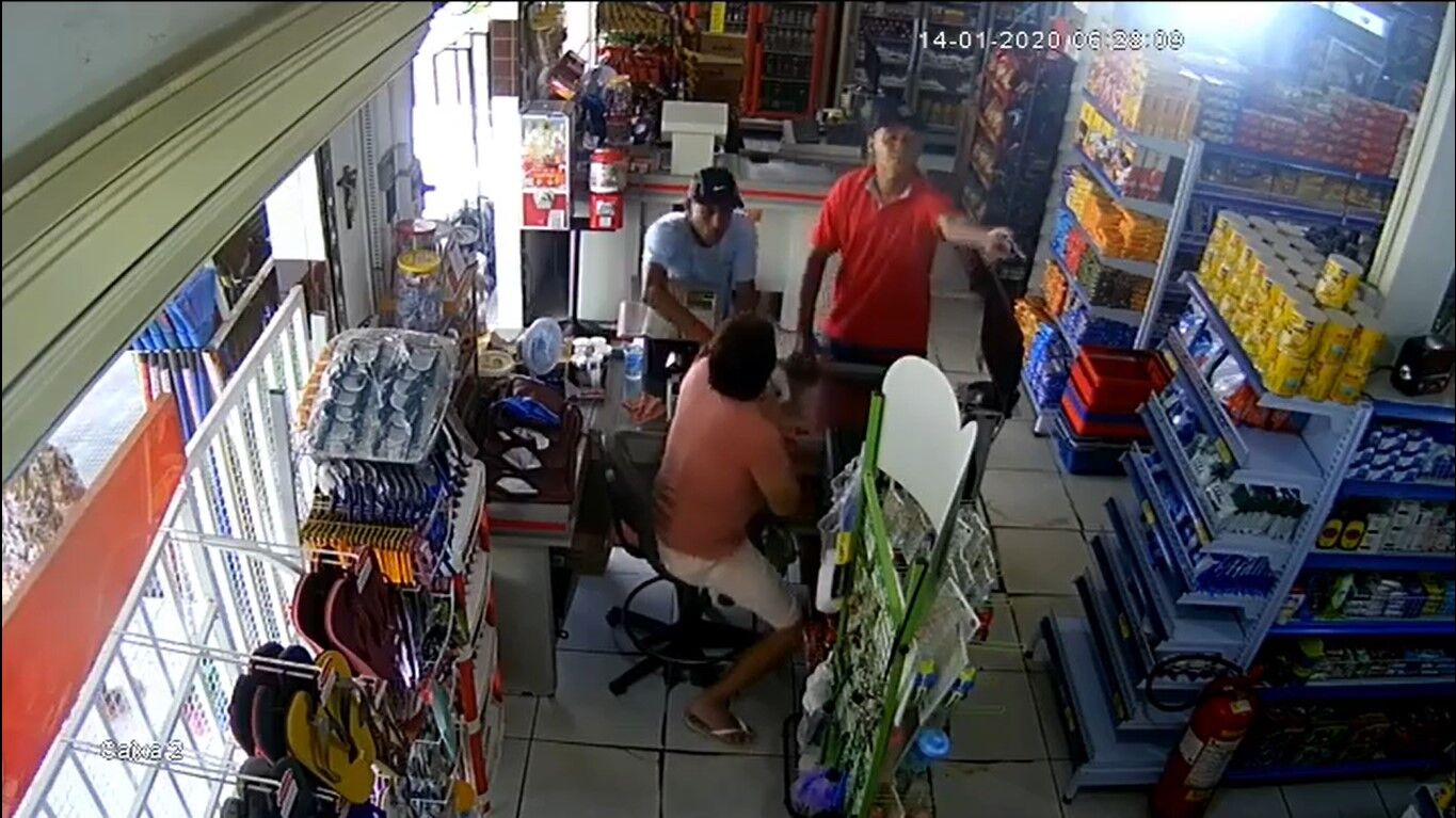 Câmera de segurança registra assalto a padaria no bairro de Mangabeira Câmera de segurança registra assalto a padaria no bairro de Mangabeira