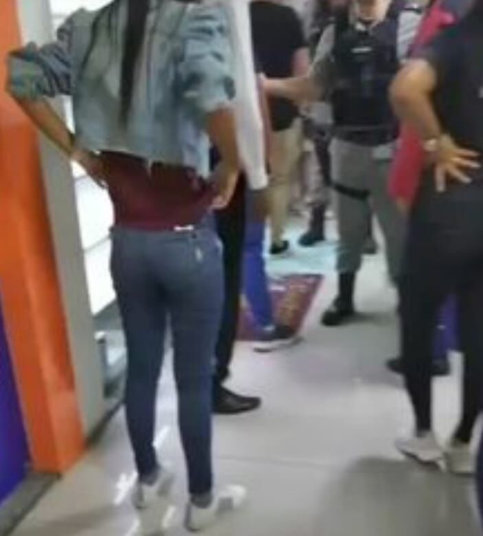VÍDEO: trio rende clientes e funcionários em shopping de Campina Grande e assaltante acaba morto ao trocar tiros com policial VÍDEO: trio rende clientes e funcionários em shopping de Campina Grande e assaltante acaba morto ao trocar tiros com policial