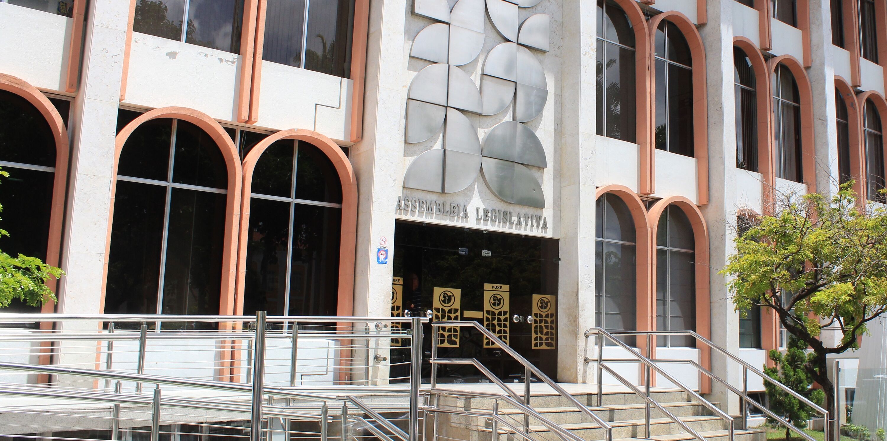 Assembleia Legislativa decreta luto e suspende atividades por sete dias devido ao falecimento do deputado Genival Matias Assembleia Legislativa decreta luto e suspende atividades por sete dias devido ao falecimento do deputado Genival Matias