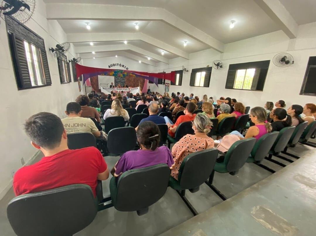 Após negociação, servidores de Bayeux decidem suspender greve Após negociação, servidores de Bayeux decidem suspender greve