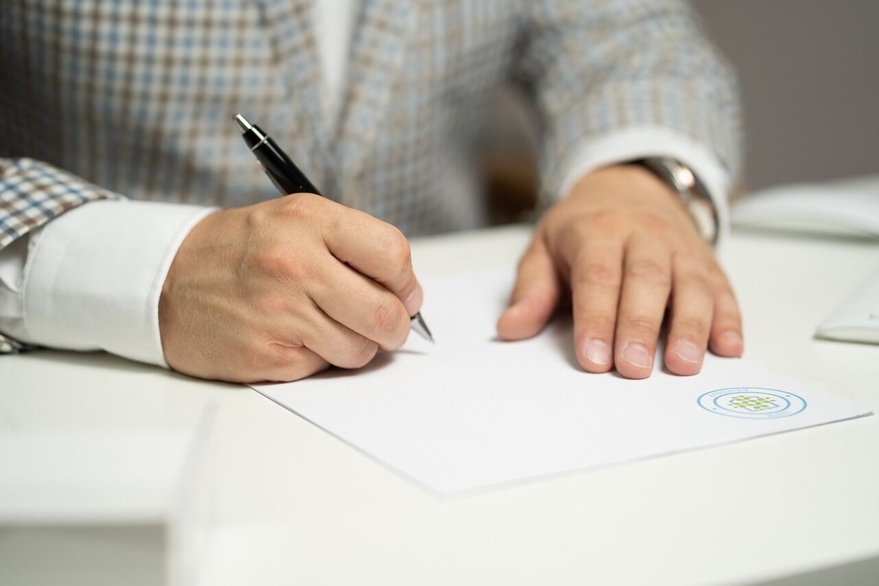 Prefeitura de Alcantil contrata empresa por R$ 230 mil para construção do portal do município assinatura, contrato, prefeitura