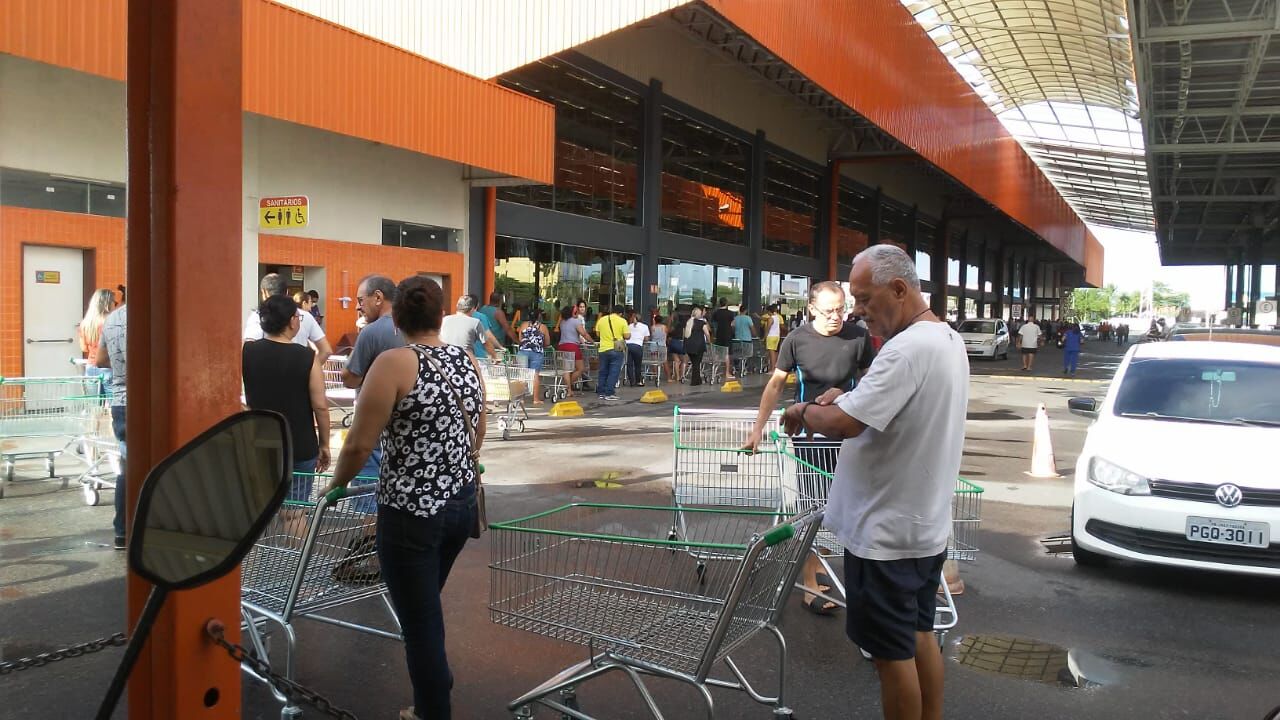 Por medo do Coronavírus, supermercado de João Pessoa amanhece lotado por consumidores que desejam fazer estoque de comida