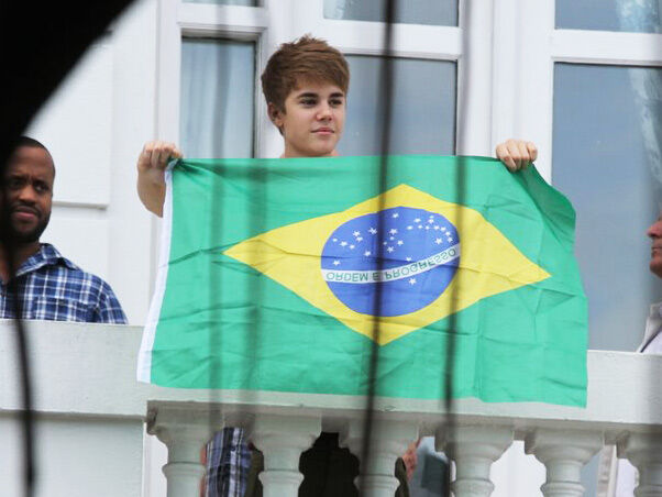 Até que enfim! Justin Bieber aparece na sacada do hotel e canta com fãs Até que enfim! Justin Bieber aparece na sacada do hotel e canta com fãs