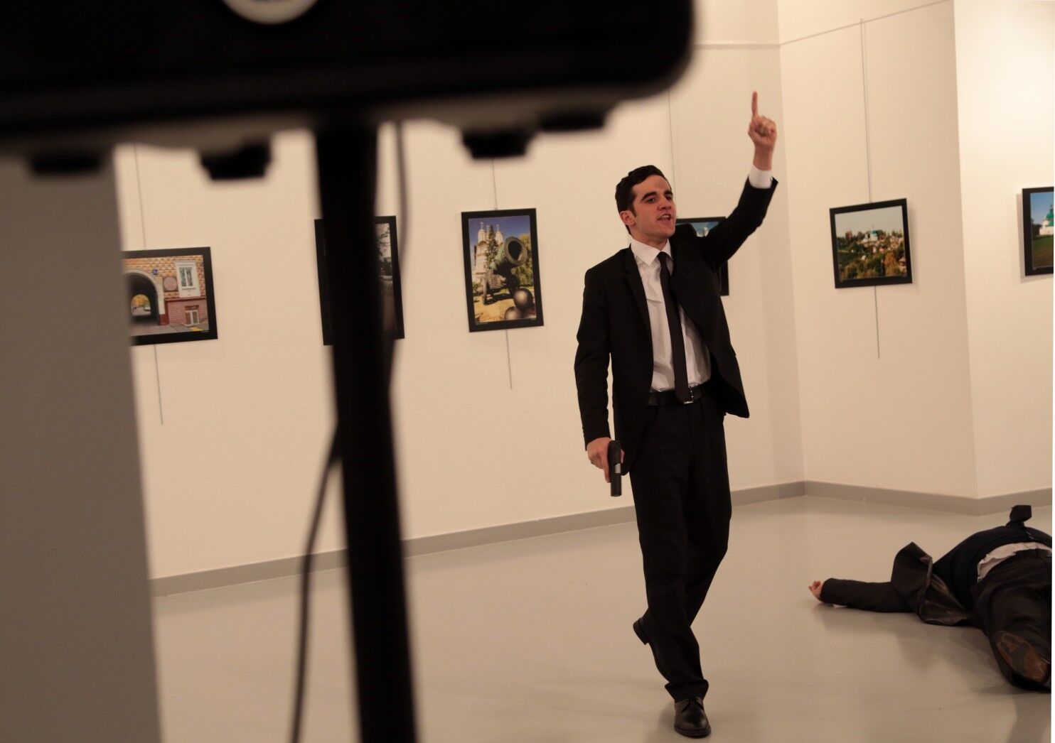Ex-agente da polícia turca mata embaixador da Rússia em galeria de arte Ex-agente da polícia turca mata embaixador da Rússia em galeria de arte