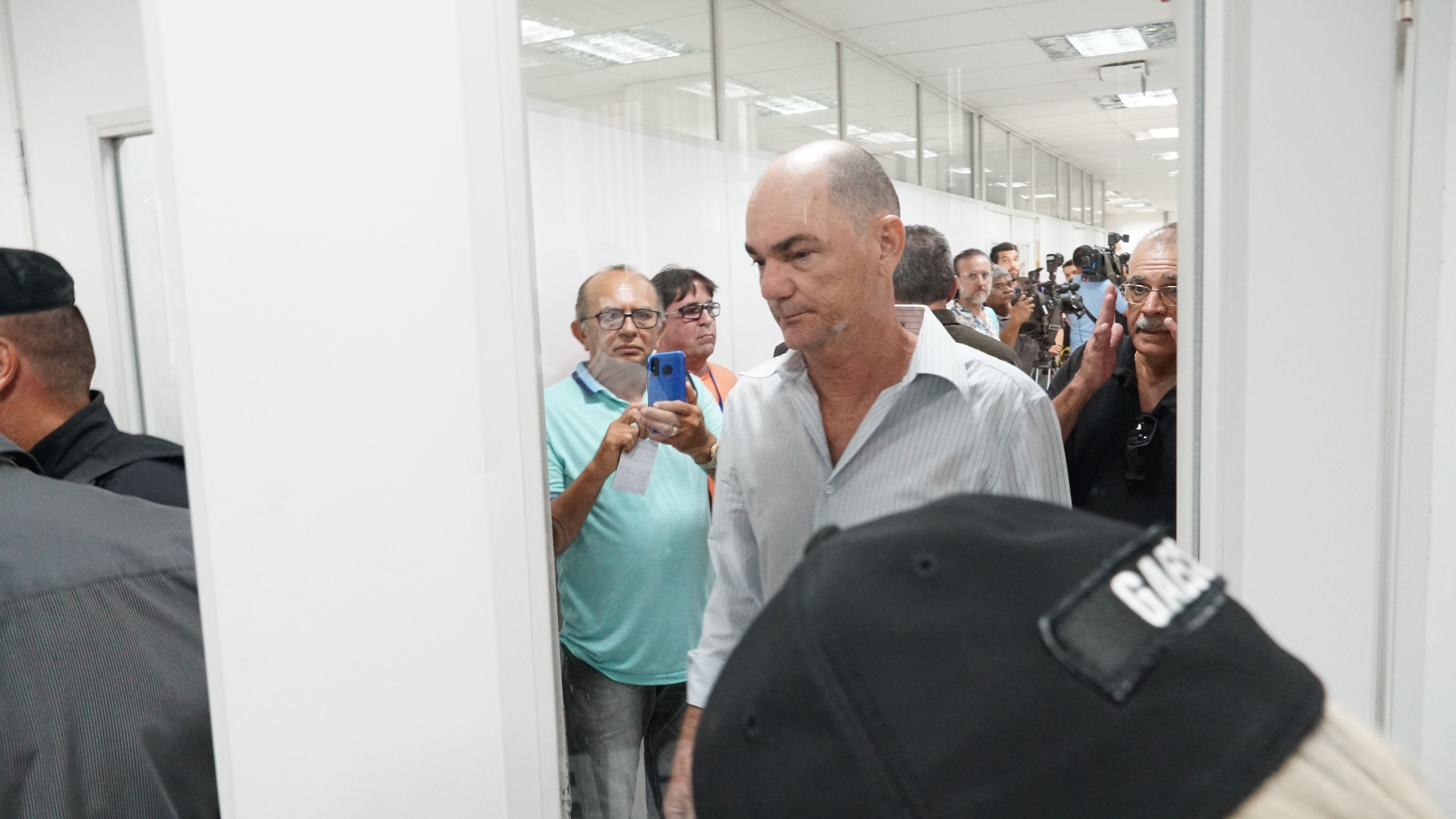 Alvo de prisão preventiva, Coriolano Coutinho estaria deixando tornozeleira eletrônica descarregar Alvo de prisão preventiva, Coriolano Coutinho estaria deixando tornozeleira eletrônica descarregar