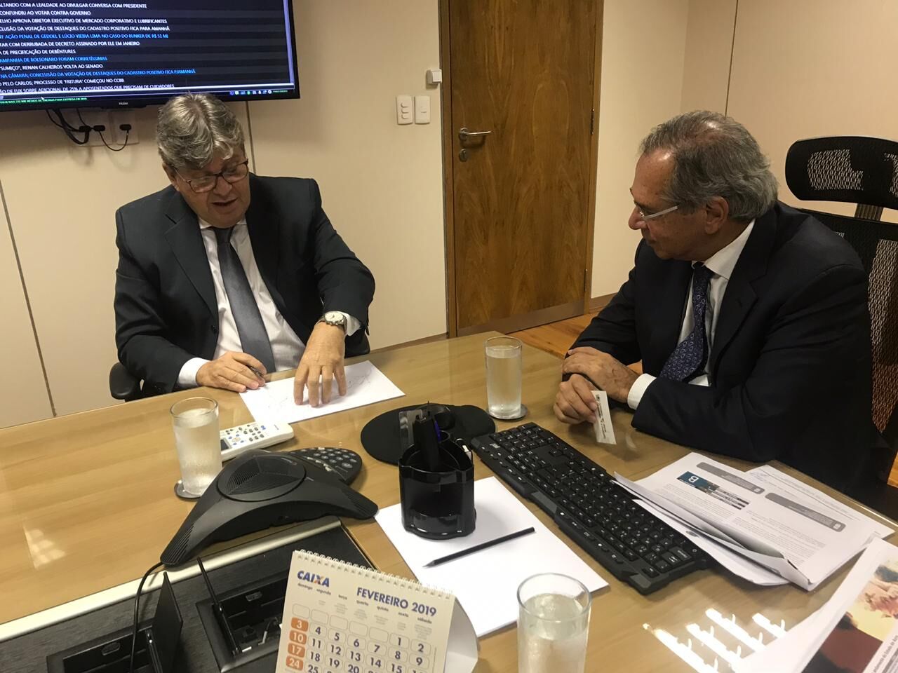 João se reúne com ministro Paulo Guedes e consegue acelerar empréstimo de US$ 50 milhões
