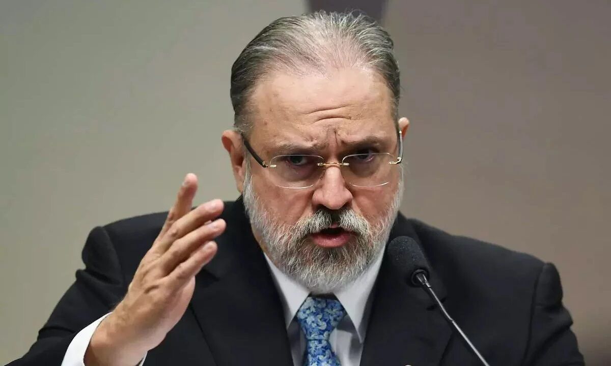 Augusto Aras é contido por segurança em briga com colega na PGR Augusto Aras é contido por segurança em briga com colega na PGR