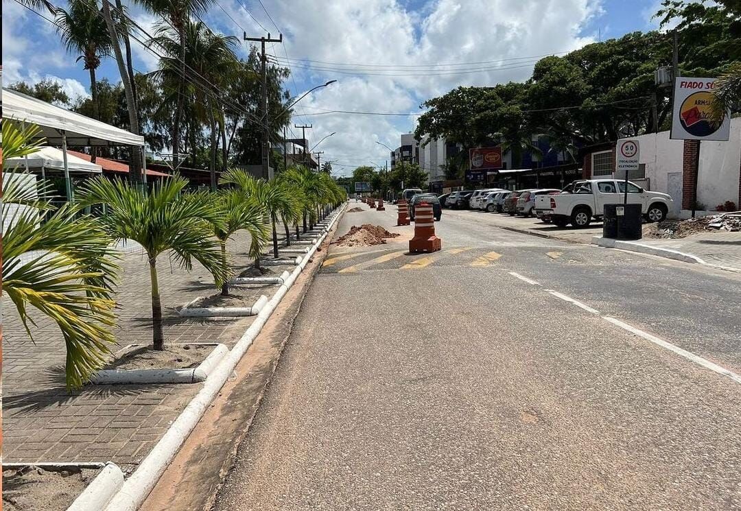 Trecho de avenida é bloqueado no Bessa para obra da Cagepa Trecho de avenida é bloqueado no Bessa para obra da Cagepa