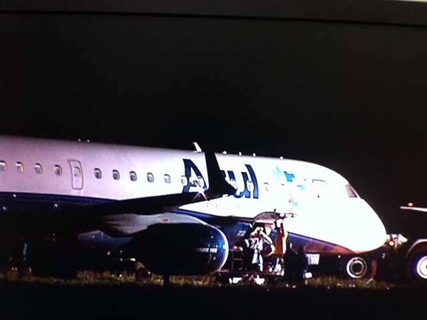 Avião derrapa na pista e fica atolado em aeroporto de Uberlândia