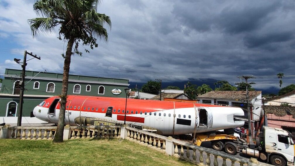 Casal de empresários compra Airbus A318, e transporte do avião mobiliza equipes até propriedade particular no litoral do Paraná Casal de empresários compra Airbus A318, e transporte do avião mobiliza equipes até propriedade particular no litoral do Paraná