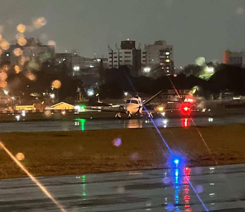 Aeroporto de Congonhas é fechado temporariamente após aeronave particular ter pneu furado em pista Aeroporto de Congonhas é fechado temporariamente após aeronave particular ter pneu furado em pista