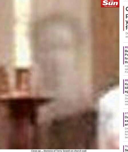 Avô 'fantasma' aparece em foto do batizado da neta e assusta família; confira
