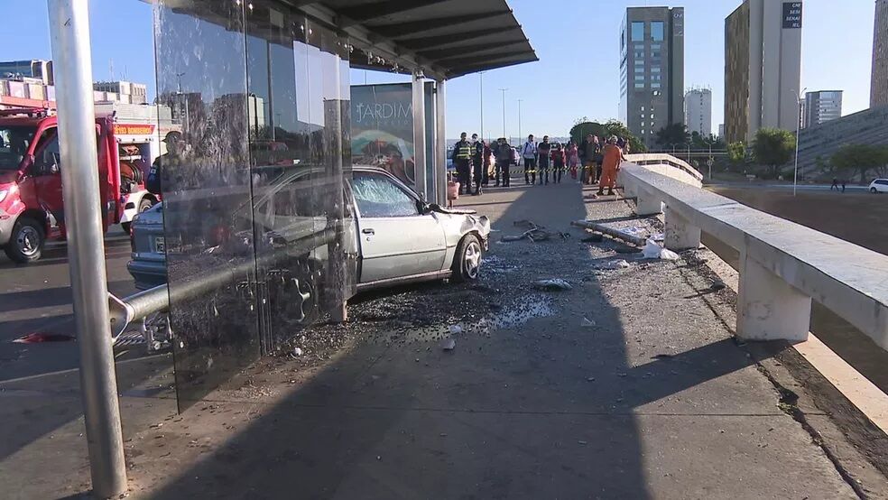 Carro bate em parada de ônibus, atinge cinco pessoas e arremessa mulher da plataforma superior da Rodoviária, no DF; vítima morreu Carro bate em parada de ônibus, atinge cinco pessoas e arremessa mulher da plataforma superior da Rodoviária, no DF; vítima morreu