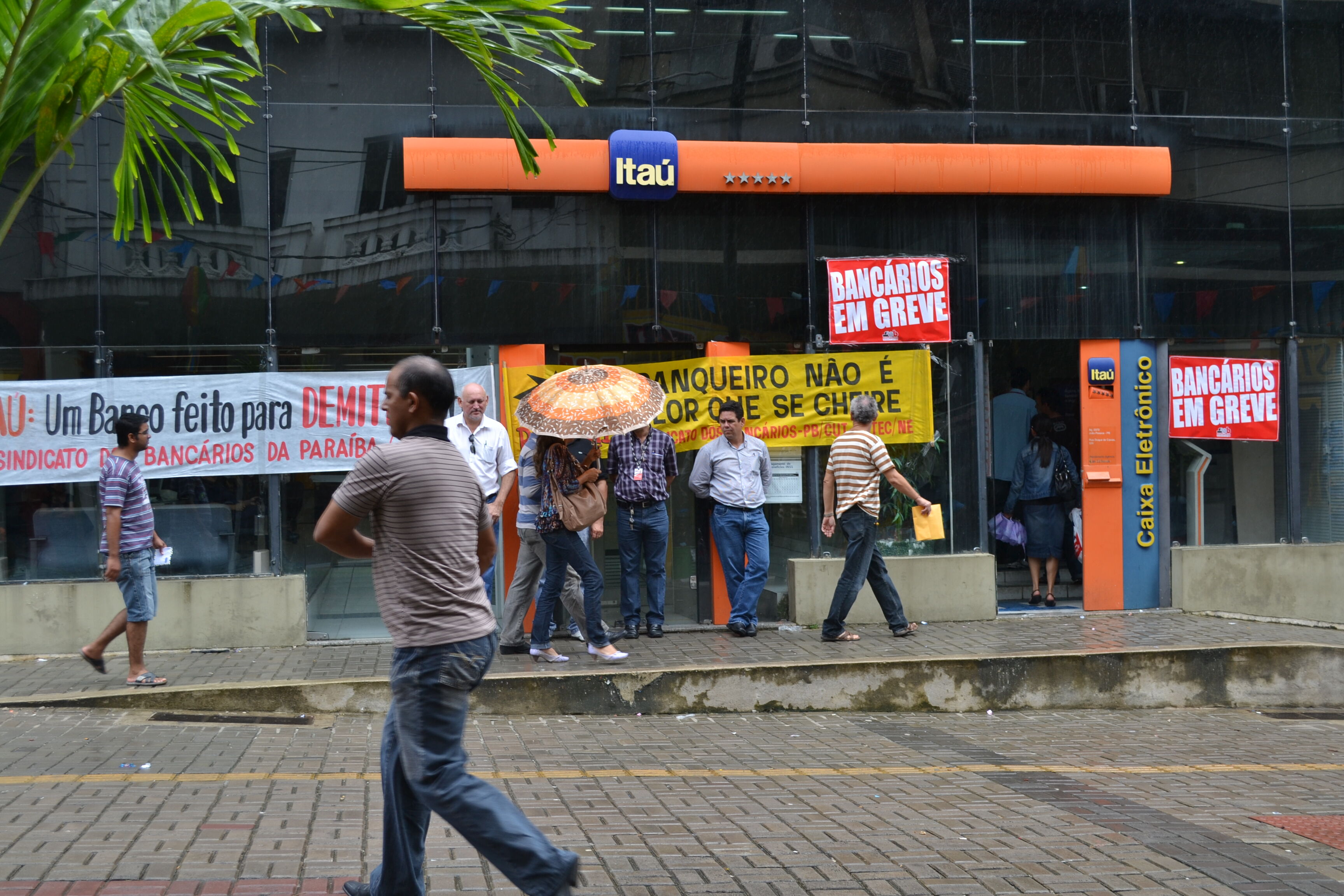 NESTA QUARTA: Bancários vão paralisar agências do Itaú em João Pessoa NESTA QUARTA: Bancários vão paralisar agências do Itaú em João Pessoa