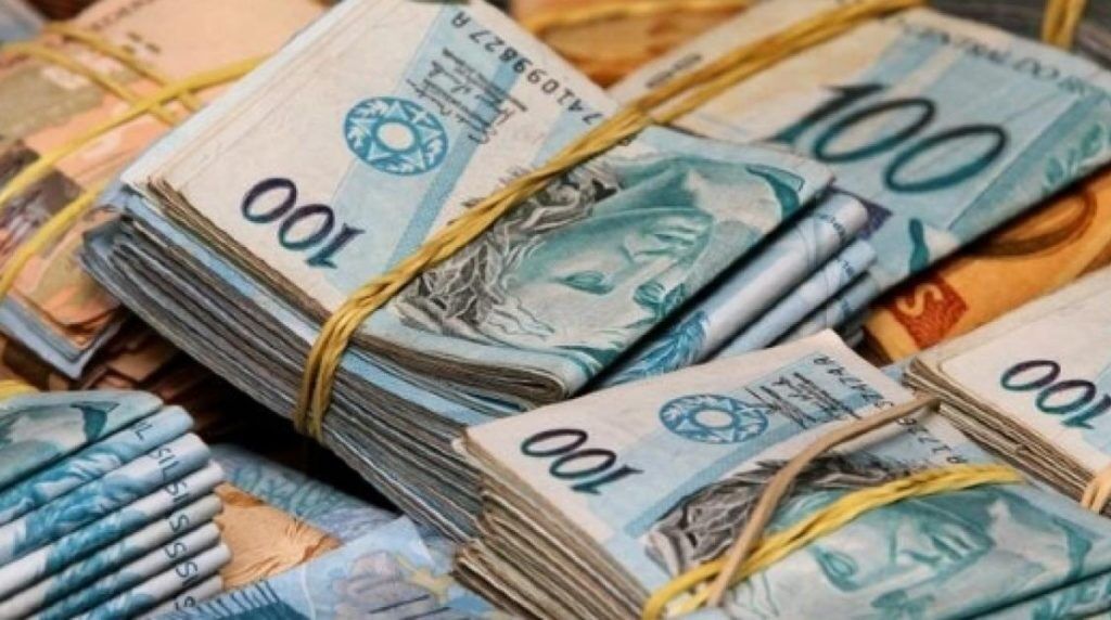João Azevêdo anuncia pagamento de R$ 713 milhões como antecipação do 13º salário para todos os servidores públicos estaduais João Azevêdo anuncia pagamento de R$ 713 milhões como antecipação do 13º salário para todos os servidores públicos estaduais