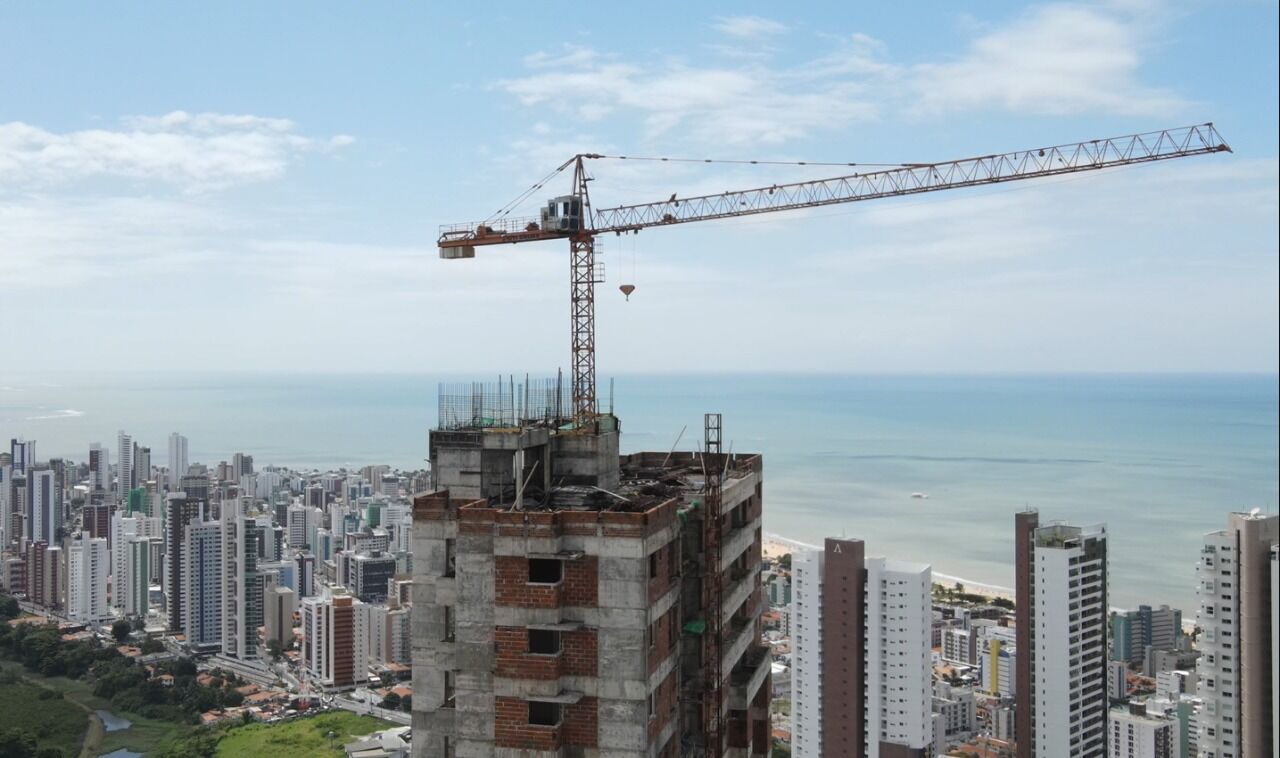 Banco do Brasil e construtora GBM descumprem decisão judicial e ainda não removeram guindaste de prédio em João Pessoa três meses após liminar