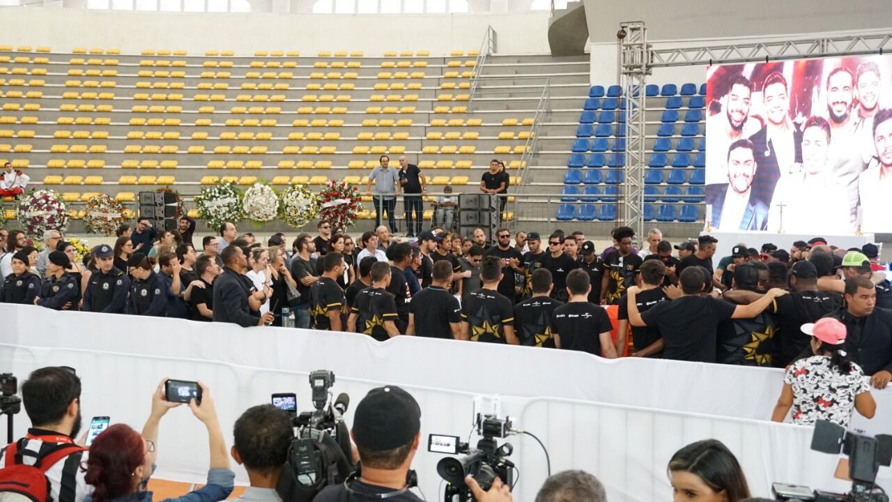 Banda de GD presta última homenagem ao cantor durante o velório Banda de GD presta última homenagem ao cantor durante o velório