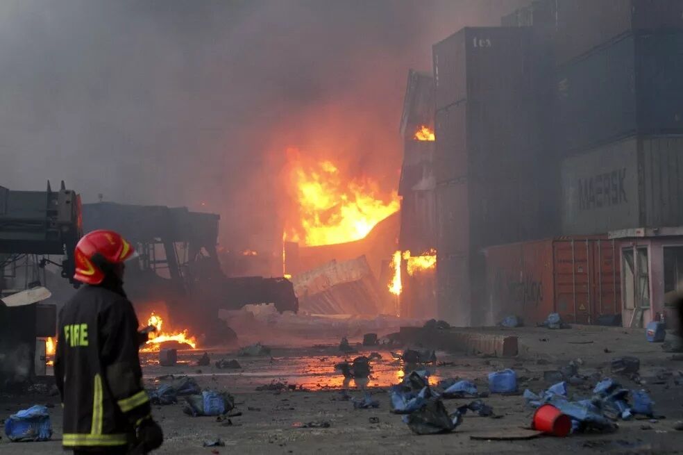 Incêndio de grandes proporções em depósito de contêineres deixa mortos e feridos em Bangladesh Incêndio de grandes proporções em depósito de contêineres deixa mortos e feridos em Bangladesh