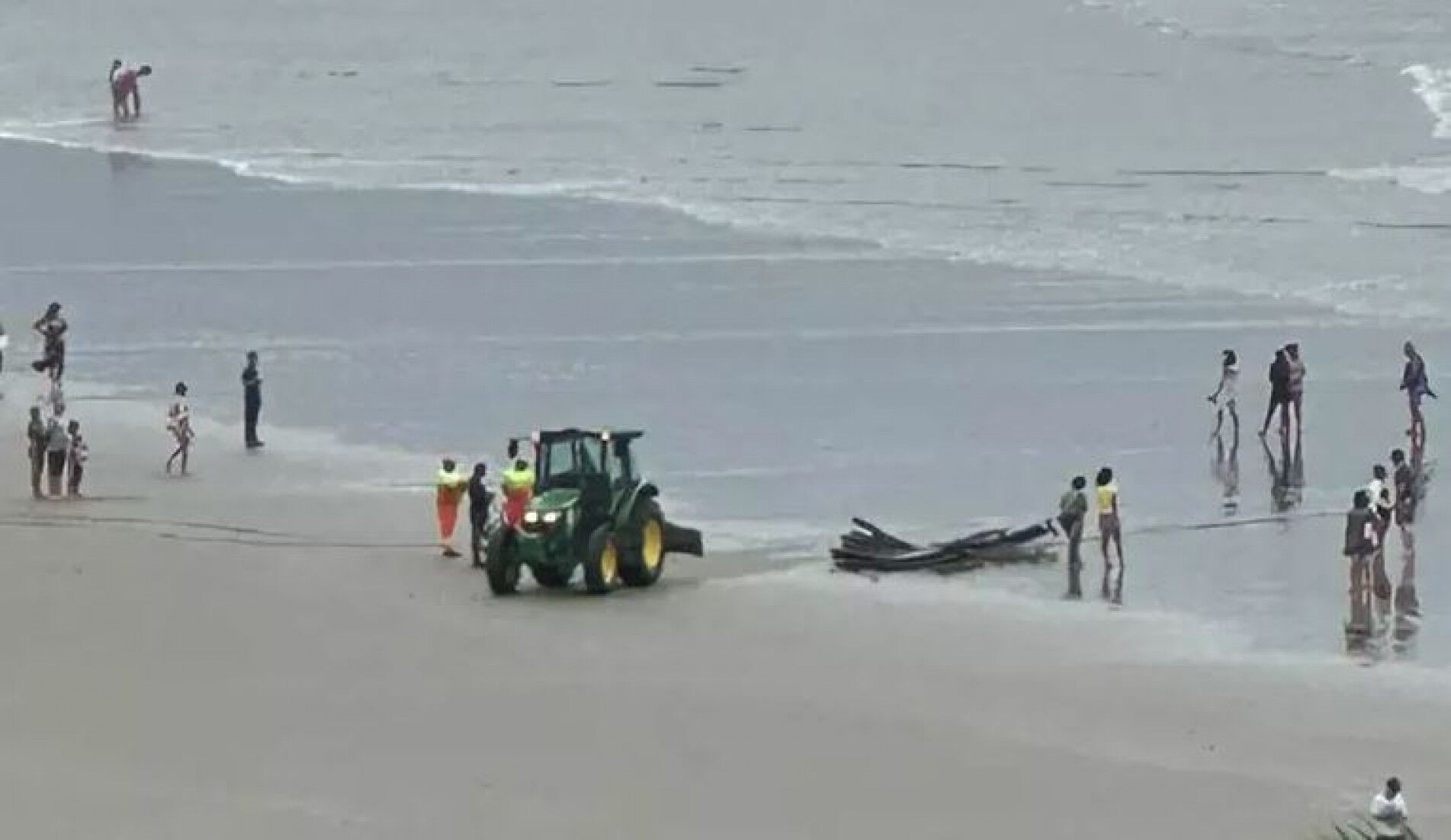 Naufrágio deixa um morto e desaparecidos em Praia de Bertioga Naufrágio deixa um morto e desaparecidos em Praia de Bertioga