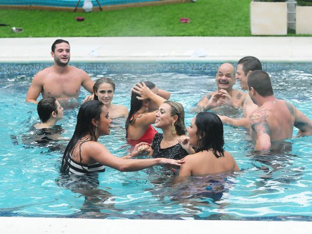 'BBB 12': brothers se abraçam e cantam juntos dentro da piscina 'BBB 12': brothers se abraçam e cantam juntos dentro da piscina