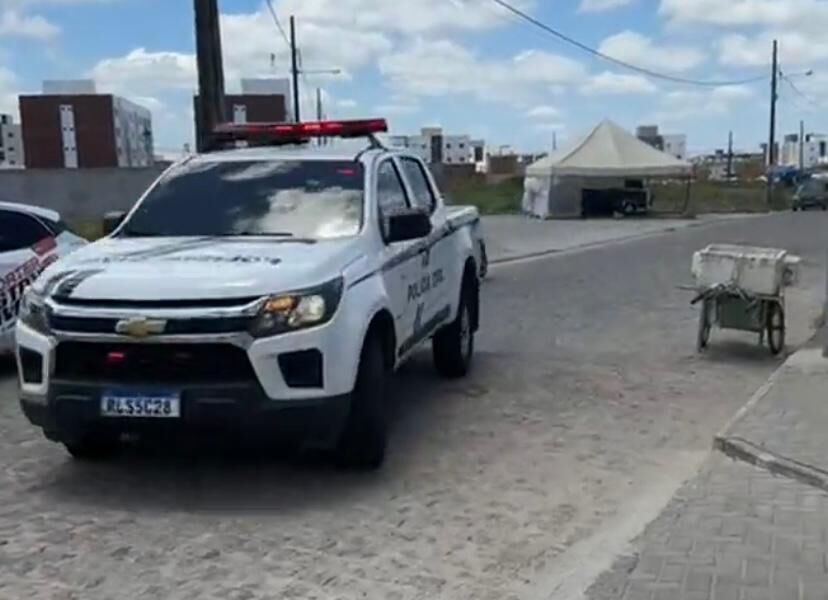 Mulher se entrega à polícia confessando ter matado a filha de 1 ano a facadas em João Pessoa Mulher se entrega à polícia confessando ter matado a filha de 1 ano a facadas em João Pessoa