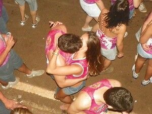 Beijar várias bocas no carnaval pode trazer doenças Beijar várias bocas no carnaval pode trazer doenças