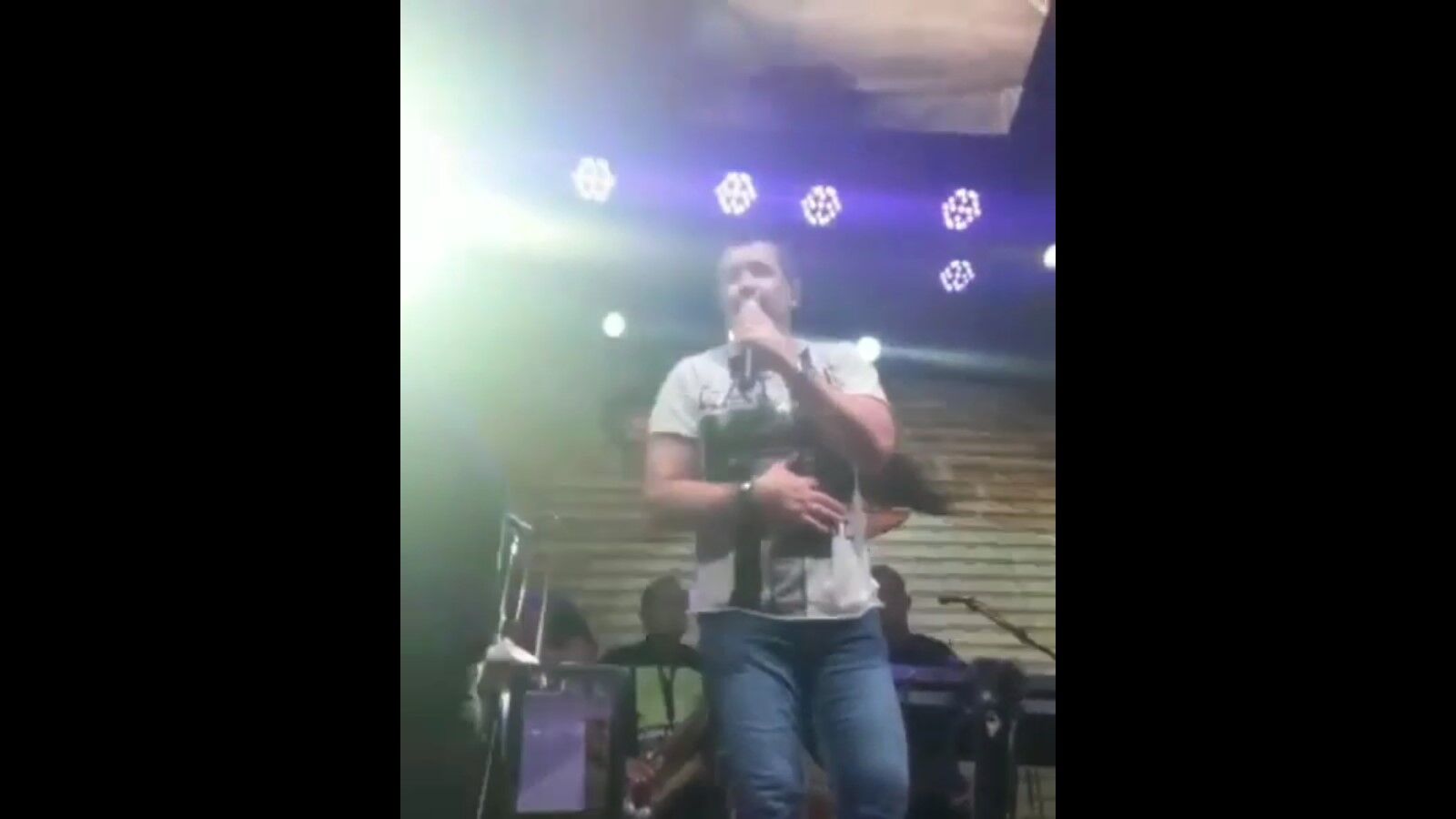 Beto Barbosa passa mal e encerra show mais cedo em João Pessoa; veja vídeo Beto Barbosa passa mal e encerra show mais cedo em João Pessoa; veja vídeo