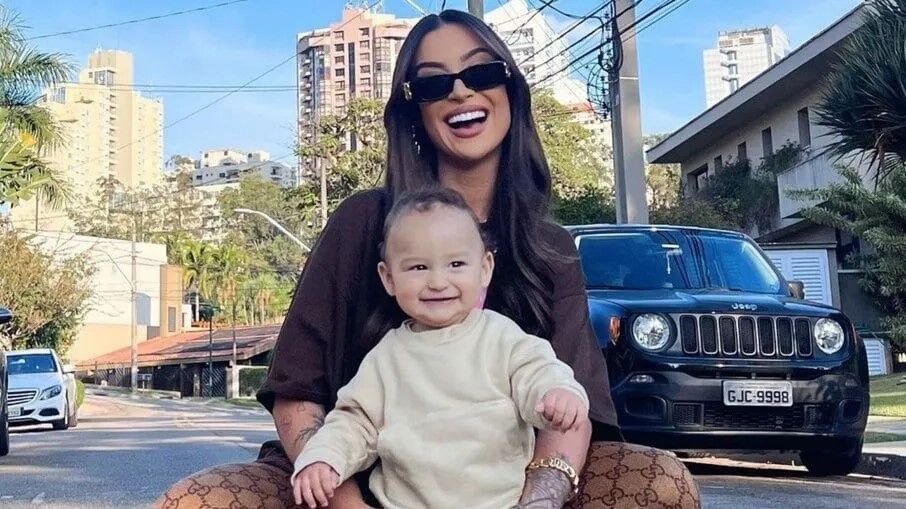 Bianca Andrade e o filho sofrem acidente de carro na Dutra Bianca Andrade e o filho sofrem acidente de carro na Dutra