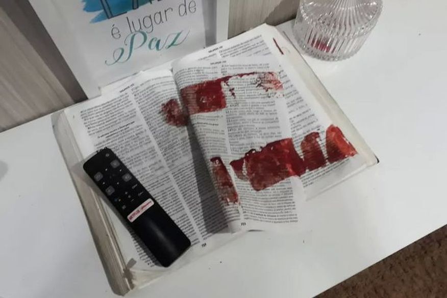Mulher é morta com golpes de facão em Campina Grande; Marido é principal suspeito e teria limpado arma do crime com bíblia Mulher é morta com golpes de facão em Campina Grande; Marido é principal suspeito e teria limpado arma do crime com bíblia