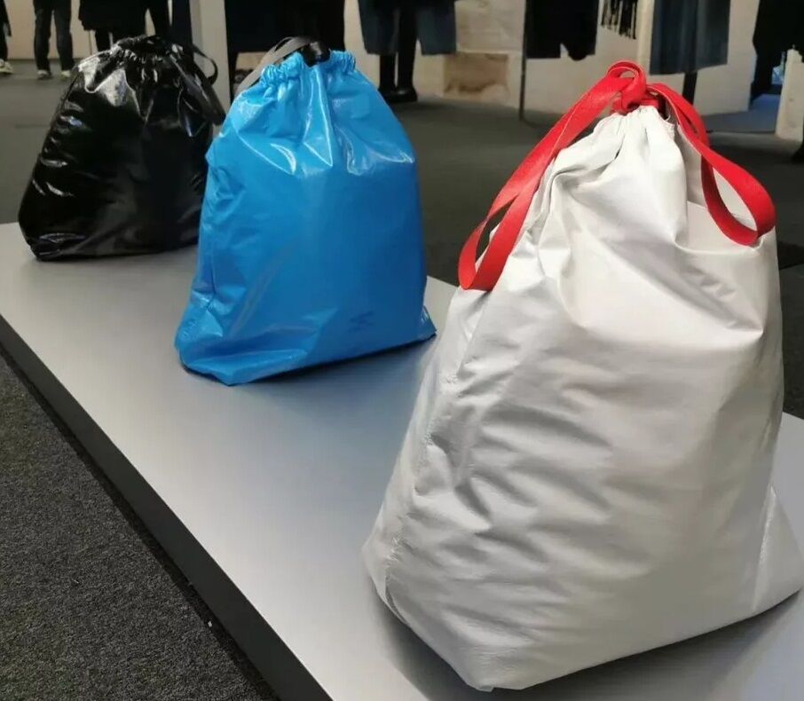 Lixo ou luxo? Balenciaga vende bolsa inspirada em saco plástico por R$ 9 mil