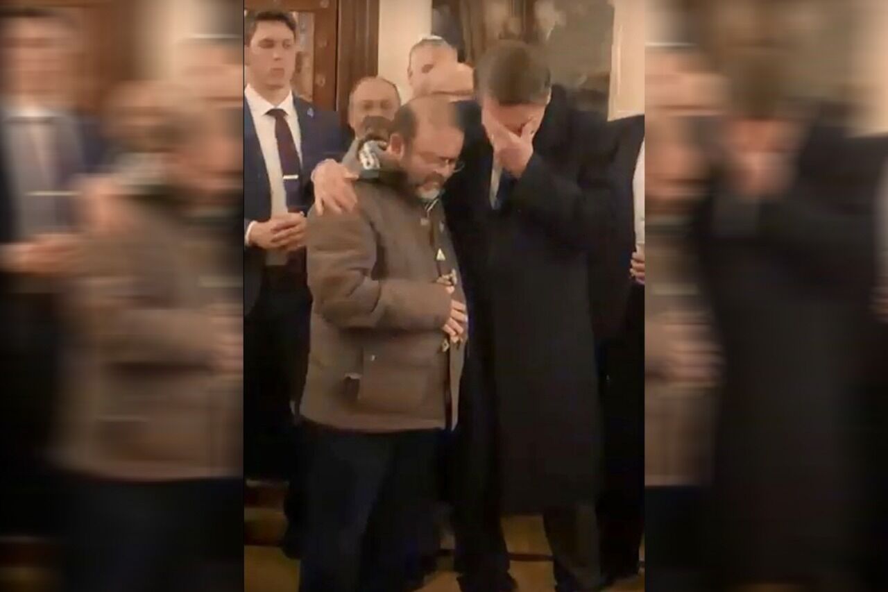 Bolsonaro vai às lágrimas durante benção de padre paraibano em Israel Bolsonaro vai às lágrimas durante benção de padre paraibano em Israel