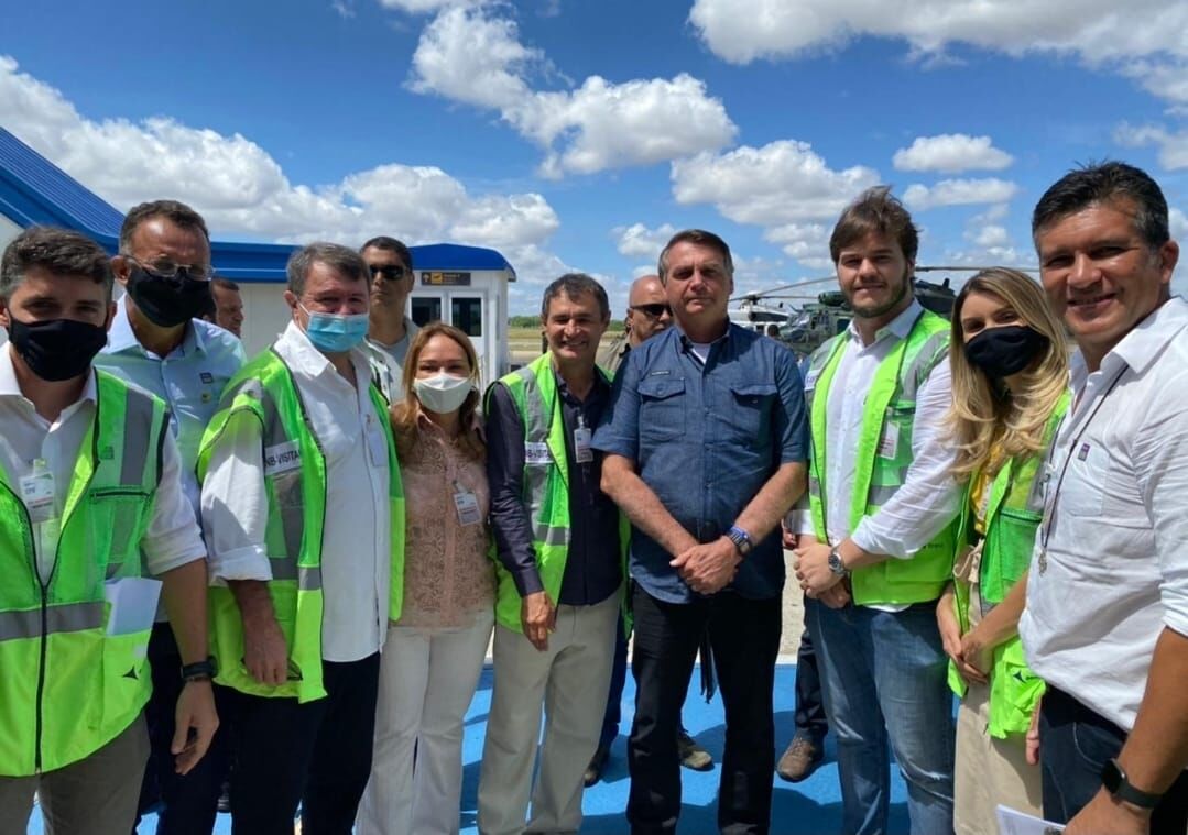 Presidente Jair Bolsonaro cumprimenta apoiadores em passagem rápida por Campina Grande Presidente Jair Bolsonaro cumprimenta apoiadores em passagem rápida por Campina Grande