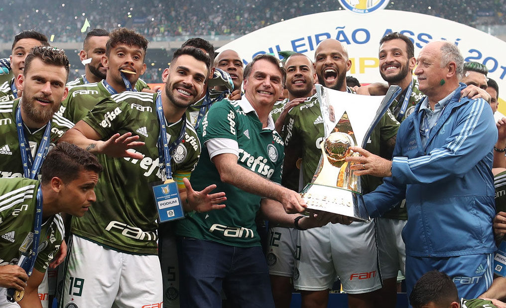 Bolsonaro acompanha vitória do Palmeiras e entrega taça de campeão Bolsonaro acompanha vitória do Palmeiras e entrega taça de campeão
