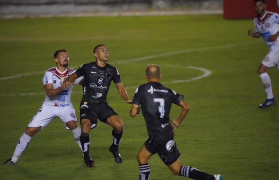 Botafogo-PB joga bem, mas perde para o Bahia por 2 a 1 Botafogo-PB joga bem, mas perde para o Bahia por 2 a 1
