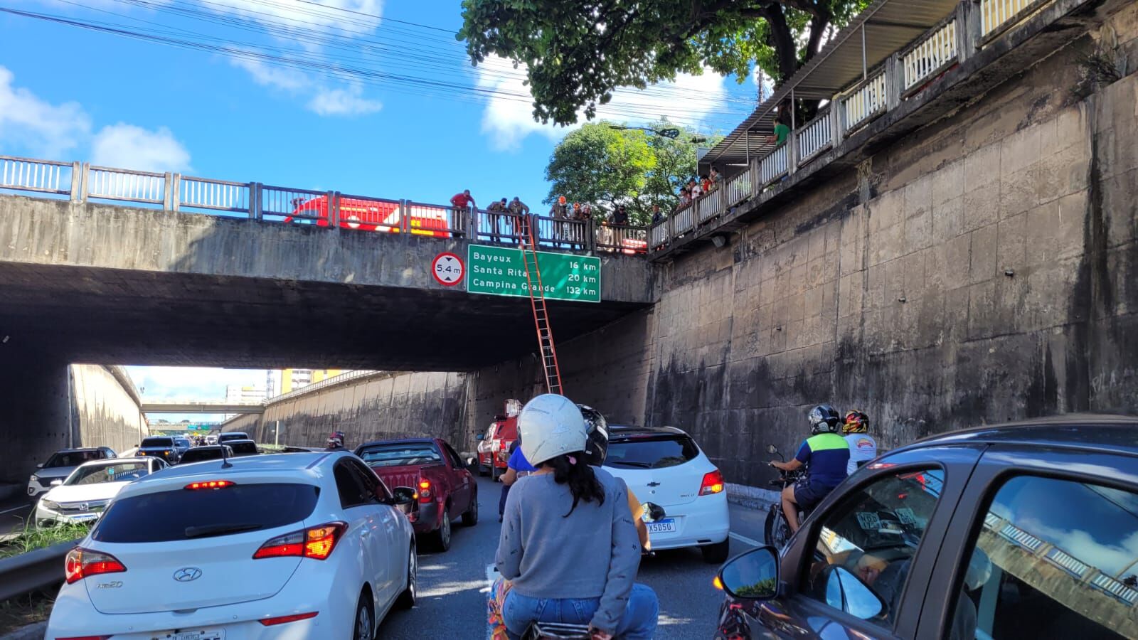 Homem cai de viaduto sobre a BR-230, em João Pessoa; trânsito é paralisado para resgate Homem cai de viaduto sobre a BR-230, em João Pessoa; trânsito é paralisado para resgate
