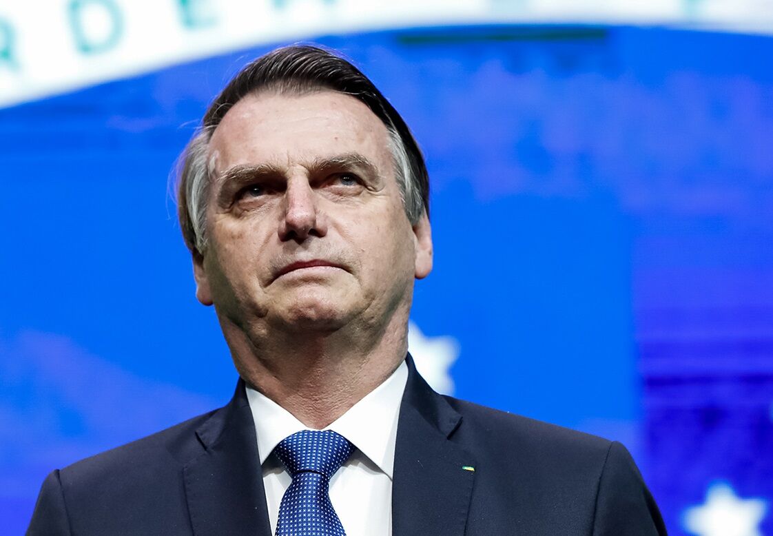 Governo deixa de informar total de mortes e casos de Covid-19; Bolsonaro diz que é melhor para o Brasil