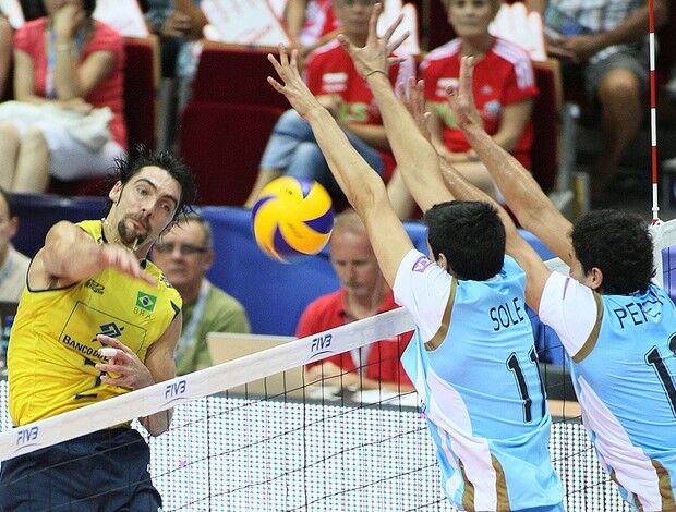 Brasil supera próprios erros, derrota a Argentina e fica a um passo do deca Brasil supera próprios erros, derrota a Argentina e fica a um passo do deca