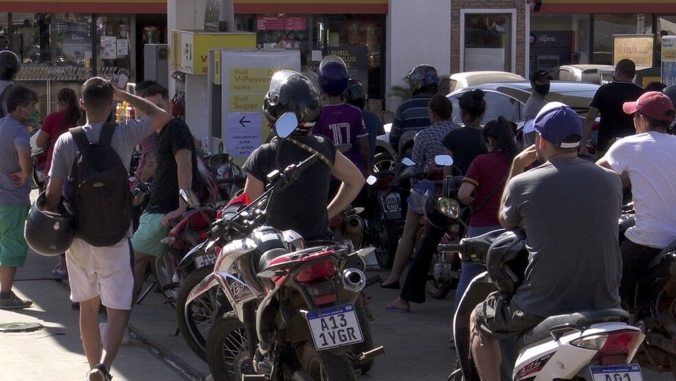 Brasileiros fazem fila para abastecer na Argentina com gasolina a R$ 3,10 por litro Brasileiros fazem fila para abastecer na Argentina com gasolina a R$ 3,10 por litro
