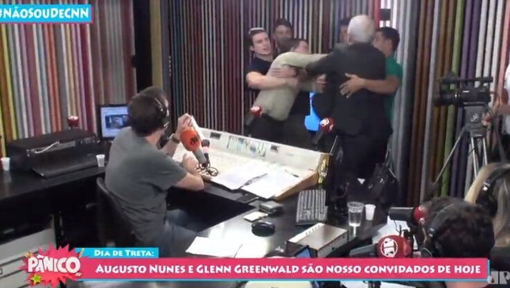 Jornalistas Augusto Nunes e Glenn Grenwald brigam e se agridem em programa ao vivo Jornalistas Augusto Nunes e Glenn Grenwald brigam e se agridem em programa ao vivo
