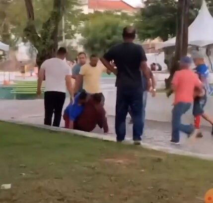 Veja vídeo: secretario de Santa Rita e funcionário da prefeitura brigam e trocam socos em praça pública Veja vídeo: secretario de Santa Rita e funcionário da prefeitura brigam e trocam socos em praça pública