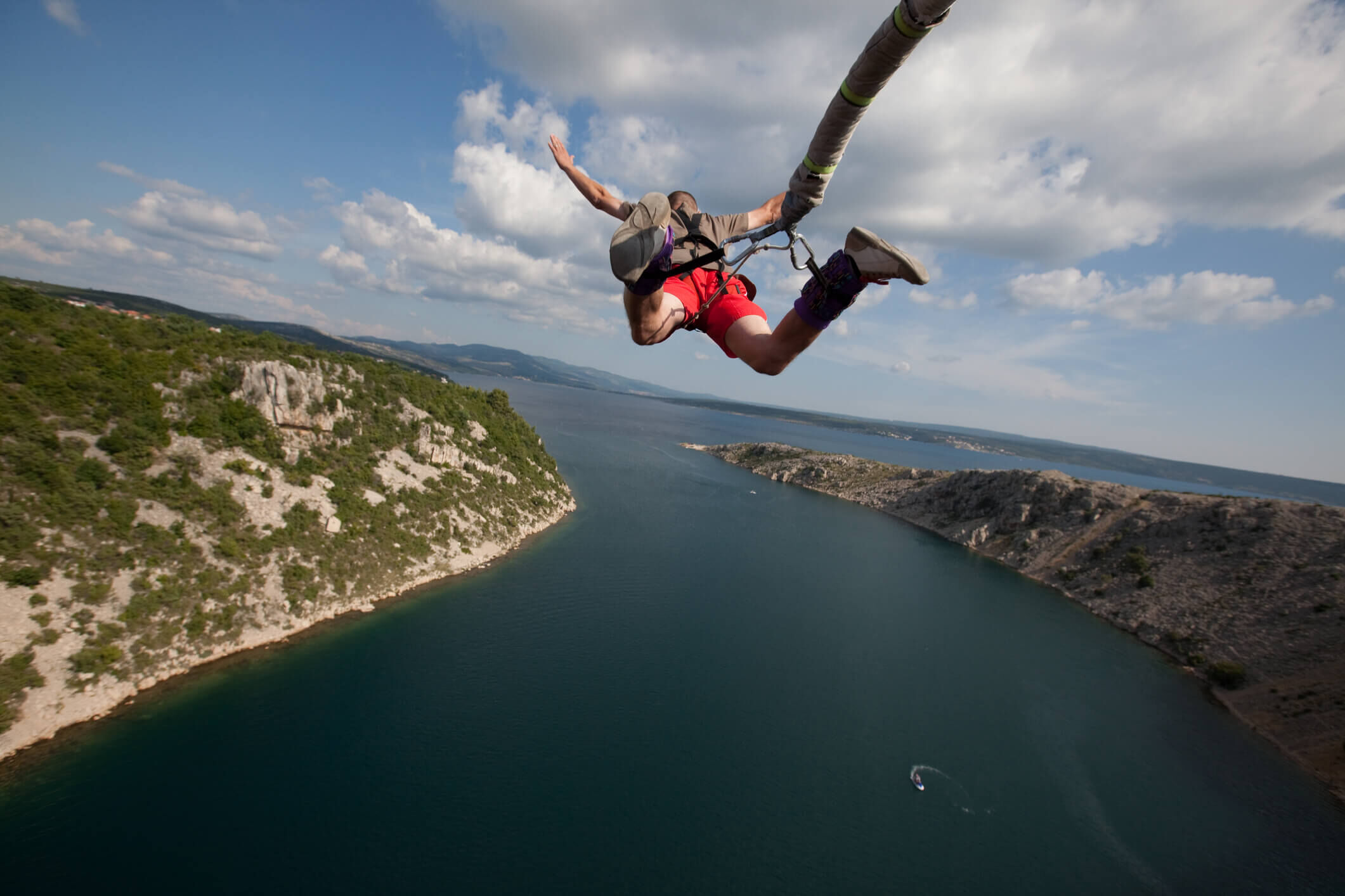 Homem morre após pular de 'bungee jump' de altura de 100 metros Homem morre após pular de 'bungee jump' de altura de 100 metros