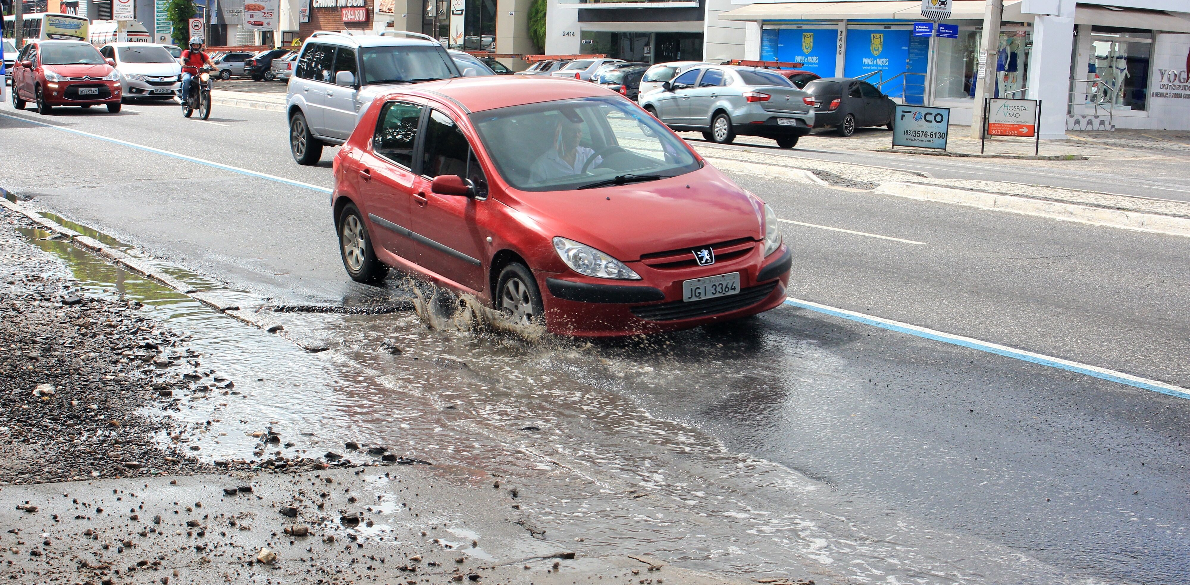 Ruas esburacadas e sem infraestrura se multiplicam em João Pessoa e prejudicam motoristas Ruas esburacadas e sem infraestrura se multiplicam em João Pessoa e prejudicam motoristas