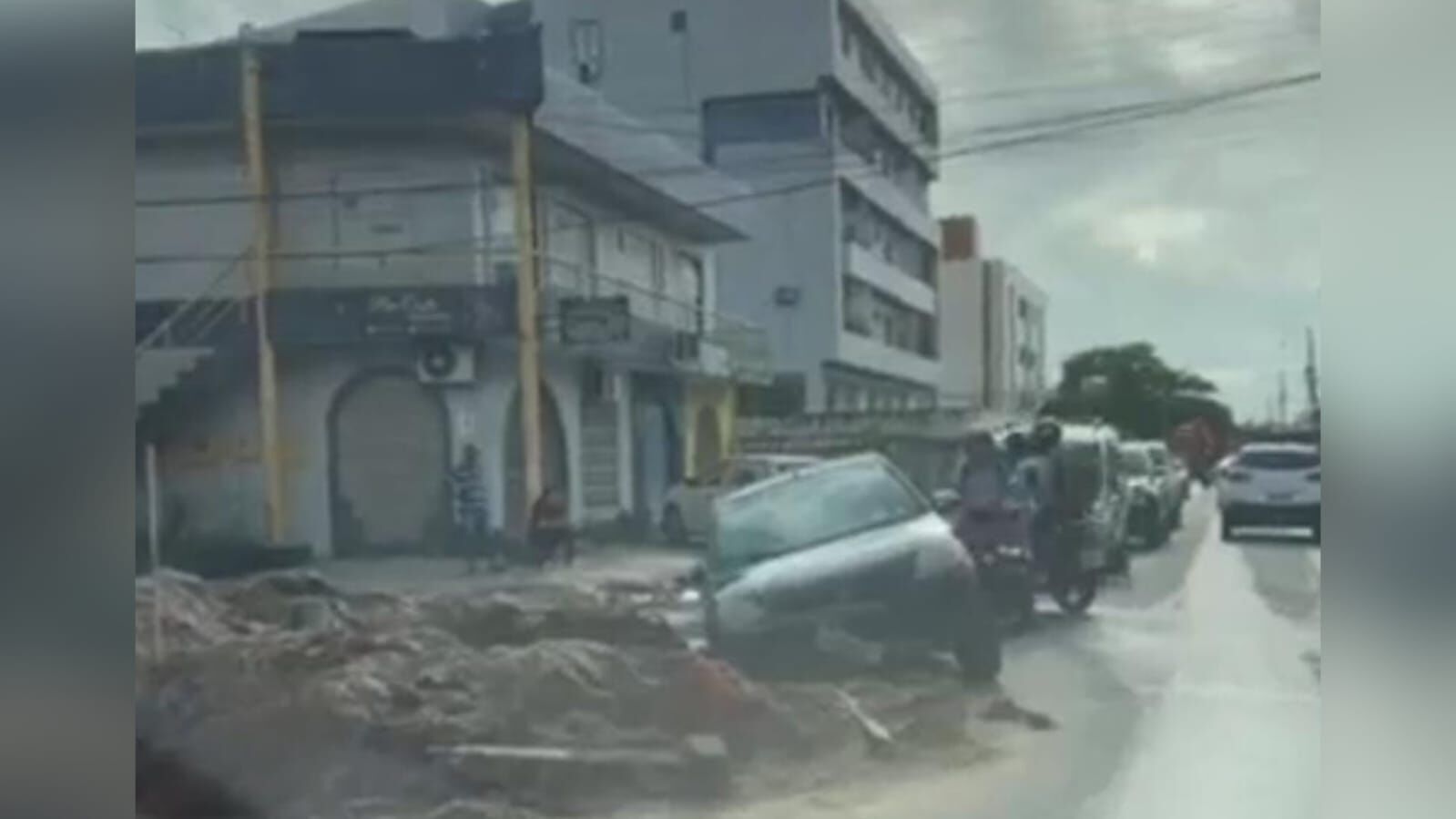 Carro cai em buraco e deixa trânsito lento nos Bancários Carro cai em buraco e deixa trânsito lento nos Bancários